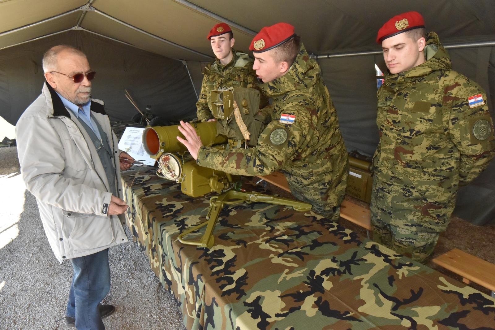 Otvorena izložba vojne opreme, oružja i vozila na zadarskoj rivi