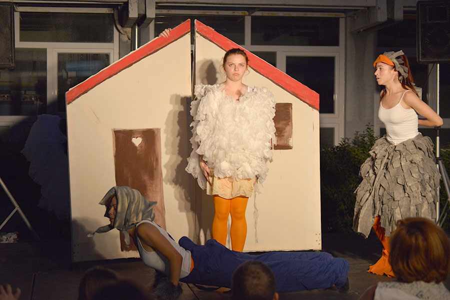 Ružno pače u izvedbi Dragon Teatra Ružno pače u izvedbi Dragon Teatra