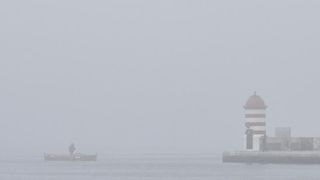 Zadar već treći dan okovan gustom maglom. Foto: Dino Stanin/Pixsell
