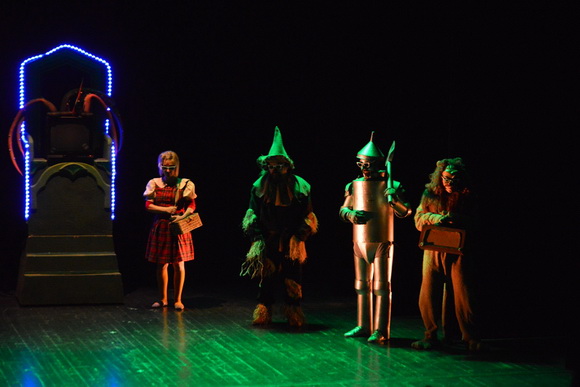 U Kazalištu lutaka Zadar odigrana je predstava “Čarobnjak iz Oza” u režiji Dražena Ferenčine. Foto: Iva Perinčić U Kazalištu lutaka Zadar odigrana je predstava “Čarobnjak iz Oza” u režiji Dražena Ferenčine. Foto: Iva Perinčić