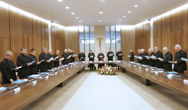 Zagreb, 131112.
Ksaverska cesta, HBK.
Pocetak 45. plenarnog zasjedanja Hrvatske biskupske konferencije (HBK) pod predsjedanjem predsjednika HBK djakovacko-osjeckog nadbiskupa mons. Marina Srakica, koje se odrzava do 15. studenoga.
Na fotografiji: detalj s