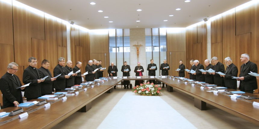 Zagreb, 131112.
Ksaverska cesta, HBK.
Pocetak 45. plenarnog zasjedanja Hrvatske biskupske konferencije (HBK) pod predsjedanjem predsjednika HBK djakovacko-osjeckog nadbiskupa mons. Marina Srakica, koje se odrzava do 15. studenoga.
Na fotografiji: detalj s