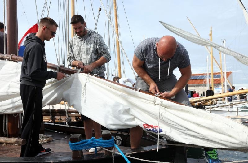 Murter: Po jakoj buri održana je tredicionalna 18. regata Latinsko idro – Murter 2015. Photo: Duško Jaramaz/PIXSELL Murter: Po jakoj buri održana je tredicionalna 18. regata Latinsko idro – Murter 2015. Photo: Duško Jaramaz/PIXSELL