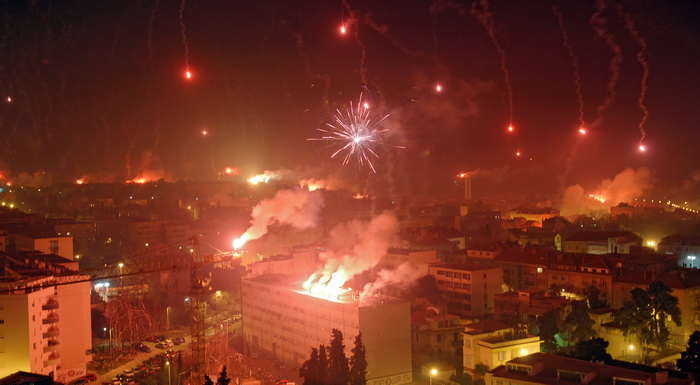 Split, 130211.
Povodom stotog rodjendana NK Hajuduk Navijacka skupina Torcida organizirala je vatromet po cijelom gradu.
Foto: Josko Supic / CROPIX Split, 130211.
Povodom stotog rodjendana NK Hajuduk Navijacka skupina Torcida organizirala je vatromet po cijelom gradu.
Foto: Josko Supic / CROPIX