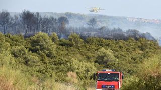 Kanaderi i air tractori gasili požar u blizini dikljanskih kuća i vikendica Kanaderi i air tractori gasili požar u blizini dikljanskih kuća i vikendica