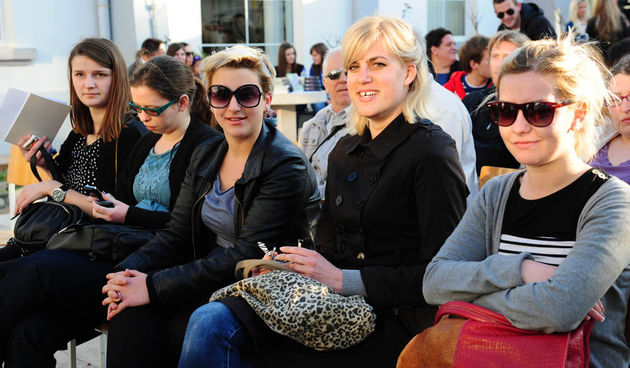Zadar, 28.03.2012. snimio: Nenad Marčev
Marijana Dokoza
Promocija knjige Naranyjin plač
Gradska knjižnica
Tekst iz knjige čitala Vanessa Radman