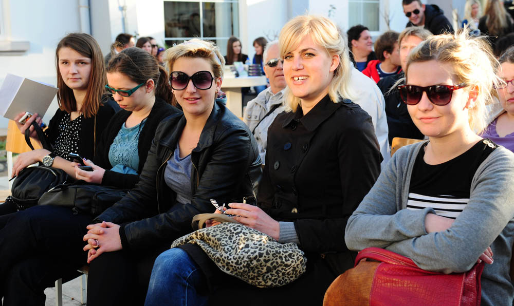 Zadar, 28.03.2012. snimio: Nenad Marčev
Marijana Dokoza
Promocija knjige Naranyjin plač
Gradska knjižnica
Tekst iz knjige čitala Vanessa Radman Zadar, 28.03.2012. snimio: Nenad Marčev
Marijana Dokoza
Promocija knjige Naranyjin plač
Gradska knjižnica
Tekst iz knjige čitala Vanessa Radman