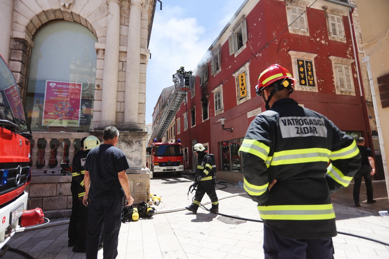 Veliki požar izbio u zgradi na Narodnom trgu Veliki požar izbio u zgradi na Narodnom trgu