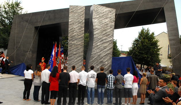 Knin, 040811.Danas je u Kninu otkriven spomenik pod nazivom Oluja 95. Inace to je pocetak obiljezavanja Dana domovinske zahvalnosti povodom akcije Oluja kojom je oslobodjen grad Knin i veliki dio domovine.Foto: Mario Todoric / CROPIX