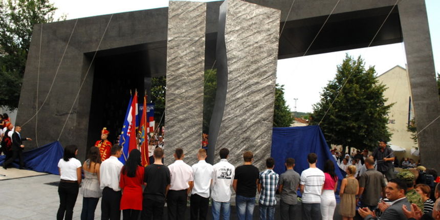 Knin, 040811.Danas je u Kninu otkriven spomenik pod nazivom Oluja 95. Inace to je pocetak obiljezavanja Dana domovinske zahvalnosti povodom akcije Oluja kojom je oslobodjen grad Knin i veliki dio domovine.Foto: Mario Todoric / CROPIX Knin, 040811.Danas je u Kninu otkriven spomenik pod nazivom Oluja 95. Inace to je pocetak obiljezavanja Dana domovinske zahvalnosti povodom akcije Oluja kojom je oslobodjen grad Knin i veliki dio domovine.Foto: Mario Todoric / CROPIX