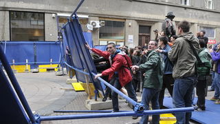 Zagreb, 170510.
Jutros su radnici HOTO grupe ogradili dio Varsavske ulice. Pocetak radova na prilazu buducoj garazi pratili su prosvjedi Zelene akcije a novi su najavljeni za utorak u 18 sati. Ogradjeno gradiliste budno su cuvali zastitari.
Prosvjednici r Zagreb, 170510.
Jutros su radnici HOTO grupe ogradili dio Varsavske ulice. Pocetak radova na prilazu buducoj garazi pratili su prosvjedi Zelene akcije a novi su najavljeni za utorak u 18 sati. Ogradjeno gradiliste budno su cuvali zastitari.
Prosvjednici r