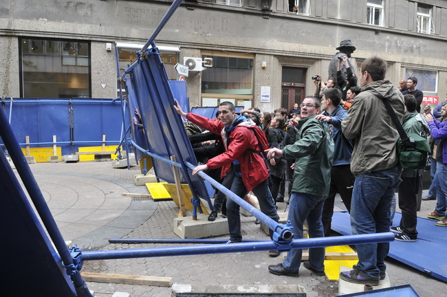 Zagreb, 170510.
Jutros su radnici HOTO grupe ogradili dio Varsavske ulice. Pocetak radova na prilazu buducoj garazi pratili su prosvjedi Zelene akcije a novi su najavljeni za utorak u 18 sati. Ogradjeno gradiliste budno su cuvali zastitari.
Prosvjednici r Zagreb, 170510.
Jutros su radnici HOTO grupe ogradili dio Varsavske ulice. Pocetak radova na prilazu buducoj garazi pratili su prosvjedi Zelene akcije a novi su najavljeni za utorak u 18 sati. Ogradjeno gradiliste budno su cuvali zastitari.
Prosvjednici r