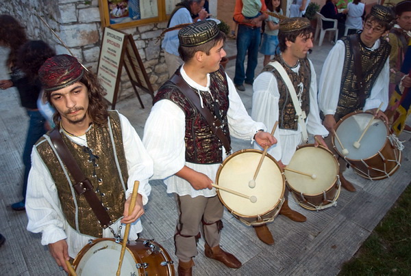 Biograd: Mazoretkinje, gradska glazba i srednjovjekovni biogradski kostimi