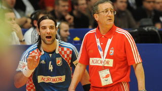 Bec, 300110.
Austrija je domacin EURO 2010 u rukometu od 19-31 01.10. U Becu se igraju utakmice poufinala i finala. Polufinale su izborile reprezentacije Islanda, Francuske, Poljske i Hrvatske.
Polufinale, susret ekipa Hrvatska – Poljske.
Na slici: Ivano Bec, 300110.
Austrija je domacin EURO 2010 u rukometu od 19-31 01.10. U Becu se igraju utakmice poufinala i finala. Polufinale su izborile reprezentacije Islanda, Francuske, Poljske i Hrvatske.
Polufinale, susret ekipa Hrvatska – Poljske.
Na slici: Ivano