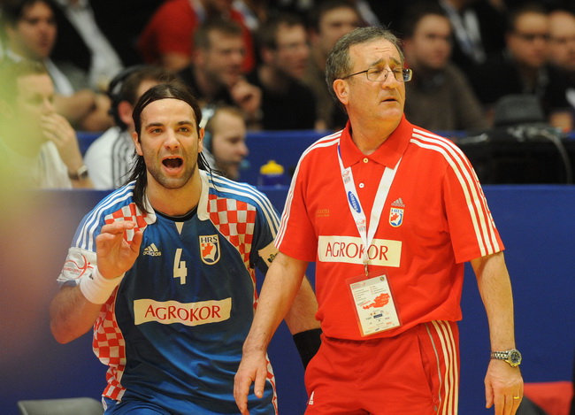 Bec, 300110.
Austrija je domacin EURO 2010 u rukometu od 19-31 01.10. U Becu se igraju utakmice poufinala i finala. Polufinale su izborile reprezentacije Islanda, Francuske, Poljske i Hrvatske.
Polufinale, susret ekipa Hrvatska – Poljske.
Na slici: Ivano Bec, 300110.
Austrija je domacin EURO 2010 u rukometu od 19-31 01.10. U Becu se igraju utakmice poufinala i finala. Polufinale su izborile reprezentacije Islanda, Francuske, Poljske i Hrvatske.
Polufinale, susret ekipa Hrvatska – Poljske.
Na slici: Ivano