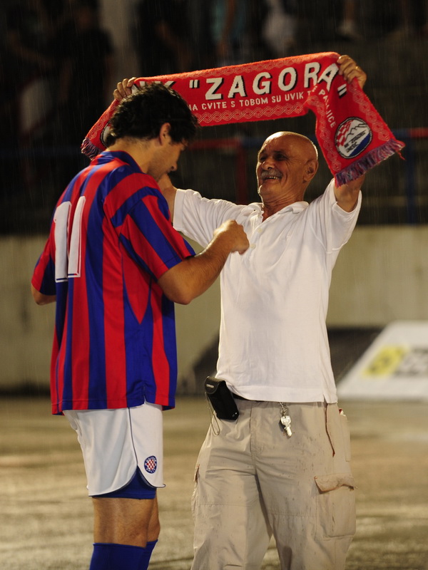 Split, 300611.
17. izdanje malonogometnog turnira Tocida kup odrzava se na betonskom igralistu u Vukovarskoj ulici.Veceras najvise interesa izaziva utakmica izmedju momcadi Hajduk.hr i ekipe Radunica bez zvijezda.Za Hajduk.hr se ocekuje da igraju predsje Split, 300611.
17. izdanje malonogometnog turnira Tocida kup odrzava se na betonskom igralistu u Vukovarskoj ulici.Veceras najvise interesa izaziva utakmica izmedju momcadi Hajduk.hr i ekipe Radunica bez zvijezda.Za Hajduk.hr se ocekuje da igraju predsje