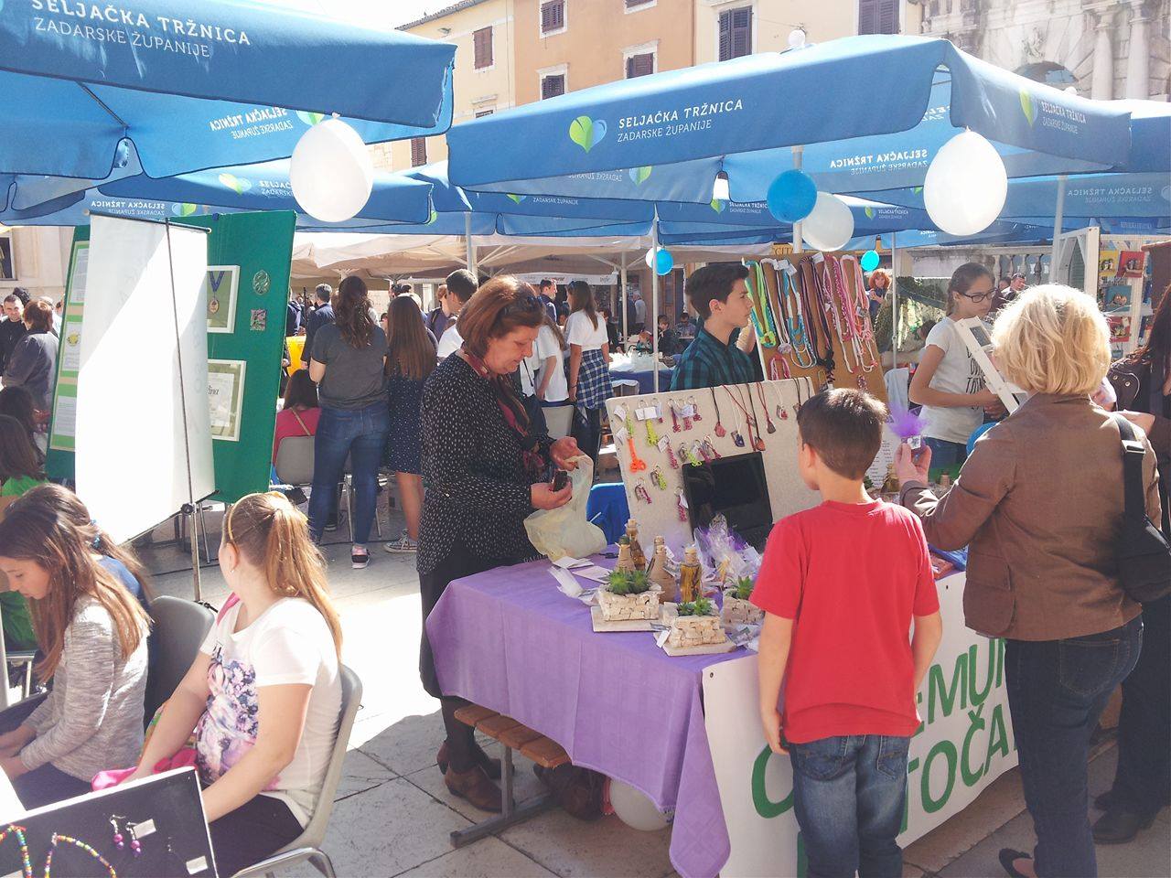 smotra učeničkih zadruga na Narodnom trgu; kreativnost na djelu; suveniri