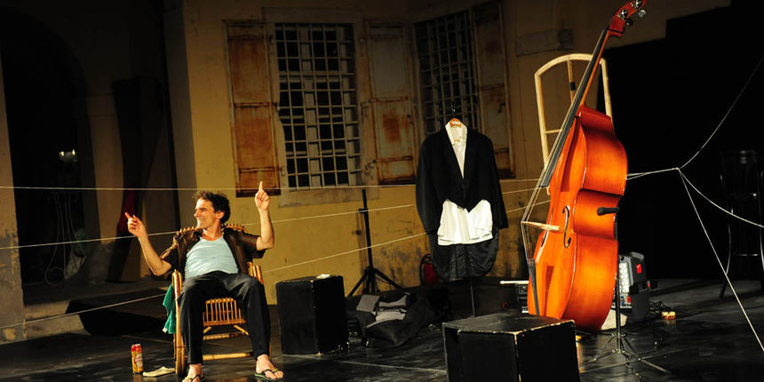 Zadar, 9.7.2012. snimio: Nenad Marčev,
monodrama
TEATAR EXIT, Zagreb
Patrick Süskind
KONTRABAS
preveo, postavio i izvodi: Rene Medvešek
18. ZADARSKO KAZALIŠNO LJETO
dvorište Providurove palače Zadar, 9.7.2012. snimio: Nenad Marčev,
monodrama
TEATAR EXIT, Zagreb
Patrick Süskind
KONTRABAS
preveo, postavio i izvodi: Rene Medvešek
18. ZADARSKO KAZALIŠNO LJETO
dvorište Providurove palače