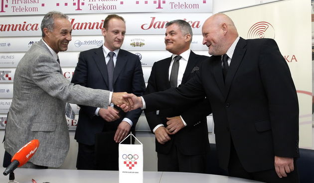 Zagreb, 270910. Dom sportova, Trg Kresimira Cosica. Hrvatski Olimpijski Odbor ( HOO ) i Centar Banka d.d. sklopili su dvogodisnji ugovor o poslovnoj suradnji. U nazocnosti predsjednika HOO-a Zlatka Matese, pomocnika glavnog tajnika za marketing Ranka Cetk