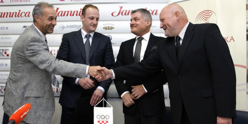 Zagreb, 270910. Dom sportova, Trg Kresimira Cosica. Hrvatski Olimpijski Odbor ( HOO ) i Centar Banka d.d. sklopili su dvogodisnji ugovor o poslovnoj suradnji. U nazocnosti predsjednika HOO-a Zlatka Matese, pomocnika glavnog tajnika za marketing Ranka Cetk Zagreb, 270910. Dom sportova, Trg Kresimira Cosica. Hrvatski Olimpijski Odbor ( HOO ) i Centar Banka d.d. sklopili su dvogodisnji ugovor o poslovnoj suradnji. U nazocnosti predsjednika HOO-a Zlatka Matese, pomocnika glavnog tajnika za marketing Ranka Cetk