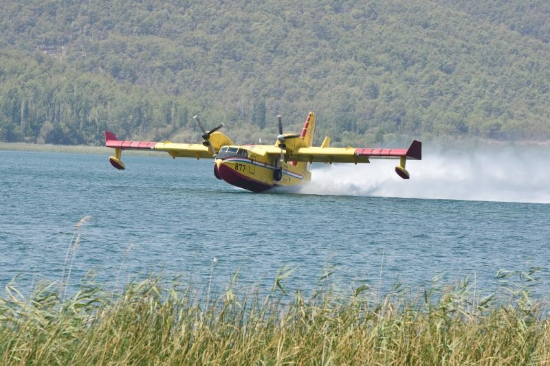 Piloti kanadera oduševljavali spektakularnim uzimanjem vode iz Visovačkog jezera Piloti kanadera oduševljavali spektakularnim uzimanjem vode iz Visovačkog jezera