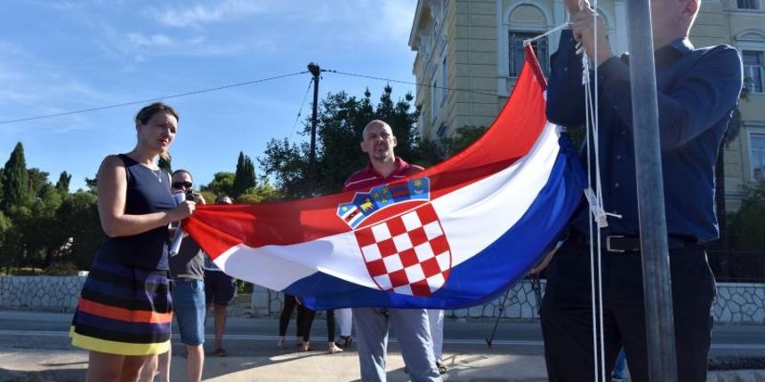 Marjana Botić, Marko Pupić-Bakrač i Ante Rubeša dižu hrvatsku zastavu na mulu kod ulaza u Maraska park. Photo. Dino Stanin/PIXSELL Marjana Botić, Marko Pupić-Bakrač i Ante Rubeša dižu hrvatsku zastavu na mulu kod ulaza u Maraska park. Photo. Dino Stanin/PIXSELL