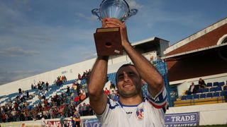 Zadar, 190510.
Nogometni stadion na Stanovima. Nogometna utakmica finala kupa Zadarske zupanije izmedju Zadra i Velebita iz Benkovca. Benkovcani su slavili nakon jedanajsteraca.
Na fotografiji: Davor Klapan s peharom.
Foto: Vladimir Ivanov / CROPIX Zadar, 190510.
Nogometni stadion na Stanovima. Nogometna utakmica finala kupa Zadarske zupanije izmedju Zadra i Velebita iz Benkovca. Benkovcani su slavili nakon jedanajsteraca.
Na fotografiji: Davor Klapan s peharom.
Foto: Vladimir Ivanov / CROPIX