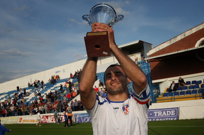 Zadar, 190510.
Nogometni stadion na Stanovima. Nogometna utakmica finala kupa Zadarske zupanije izmedju Zadra i Velebita iz Benkovca. Benkovcani su slavili nakon jedanajsteraca.
Na fotografiji: Davor Klapan s peharom.
Foto: Vladimir Ivanov / CROPIX Zadar, 190510.
Nogometni stadion na Stanovima. Nogometna utakmica finala kupa Zadarske zupanije izmedju Zadra i Velebita iz Benkovca. Benkovcani su slavili nakon jedanajsteraca.
Na fotografiji: Davor Klapan s peharom.
Foto: Vladimir Ivanov / CROPIX