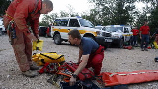 Gracac, 170711.
Speleologu koji je s kolegom u nedjelju istrazivao jamu Kita Gacesina kod Gracaca je pozlilo te je pao u, kako se doznaje, dijabeticku komu koja ga je uhvatila u snu. Ostao je lezati na 362 metra dubine. Rijec je o muskarcu (37) iz Samobor Gracac, 170711.
Speleologu koji je s kolegom u nedjelju istrazivao jamu Kita Gacesina kod Gracaca je pozlilo te je pao u, kako se doznaje, dijabeticku komu koja ga je uhvatila u snu. Ostao je lezati na 362 metra dubine. Rijec je o muskarcu (37) iz Samobor