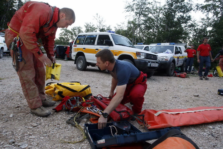 Gracac, 170711.
Speleologu koji je s kolegom u nedjelju istrazivao jamu Kita Gacesina kod Gracaca je pozlilo te je pao u, kako se doznaje, dijabeticku komu koja ga je uhvatila u snu. Ostao je lezati na 362 metra dubine. Rijec je o muskarcu (37) iz Samobor Gracac, 170711.
Speleologu koji je s kolegom u nedjelju istrazivao jamu Kita Gacesina kod Gracaca je pozlilo te je pao u, kako se doznaje, dijabeticku komu koja ga je uhvatila u snu. Ostao je lezati na 362 metra dubine. Rijec je o muskarcu (37) iz Samobor