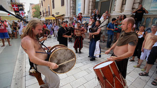 Vitezovi vranski na Narodnom trgu (foto:Saša Čuka) Vitezovi vranski na Narodnom trgu (foto:Saša Čuka)