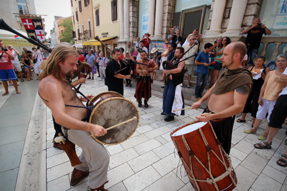 Vitezovi vranski na Narodnom trgu (foto:Saša Čuka) Vitezovi vranski na Narodnom trgu (foto:Saša Čuka)