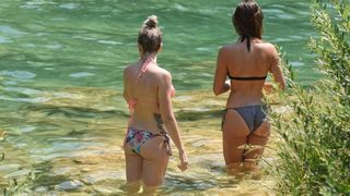 Paklene vrucine i visoke temperature natjerali su domace i strane goste da osvjzenje potraze u NP Krka. Photo: Hrvoje Jelavic/PIXSELL