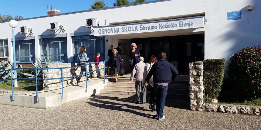 Izbori 2015: OŠ Šimuna Kožičića Benje u Zadru, Foto: Mladen Malik Izbori 2015: OŠ Šimuna Kožičića Benje u Zadru, Foto: Mladen Malik