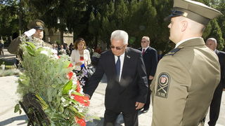 Zagreb,250611
Groblje Mirogoj.
Predsjednik Sabora Luka bebic u povodu Dana drzavnosti polaze vijenac na  grobu prvog hrvatskog Predsjednika dr. Franje Tudjmana.
Foto: Zeljko Grgic / CROPIX
