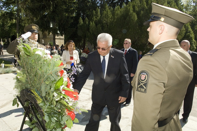 Zagreb,250611
Groblje Mirogoj.
Predsjednik Sabora Luka bebic u povodu Dana drzavnosti polaze vijenac na  grobu prvog hrvatskog Predsjednika dr. Franje Tudjmana.
Foto: Zeljko Grgic / CROPIX