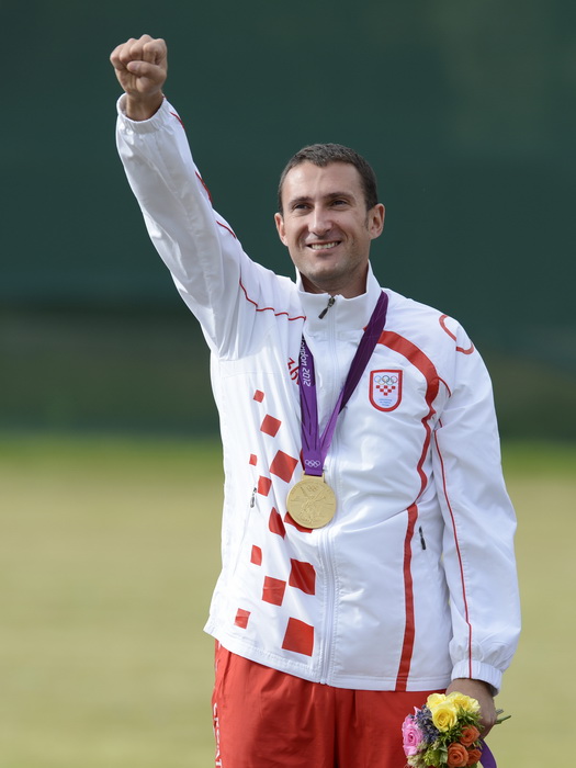 London, 060812.
Hrvatski strijelci Anton Glasnovic i Giovanni Cernogoraz u finalu trapa tijekom Olimpijskih Igara u Londonu.
Na fotografiji: Giovanni Cernogoraz osvojio je zlato.
Foto: Drago Sopta / CROPIX