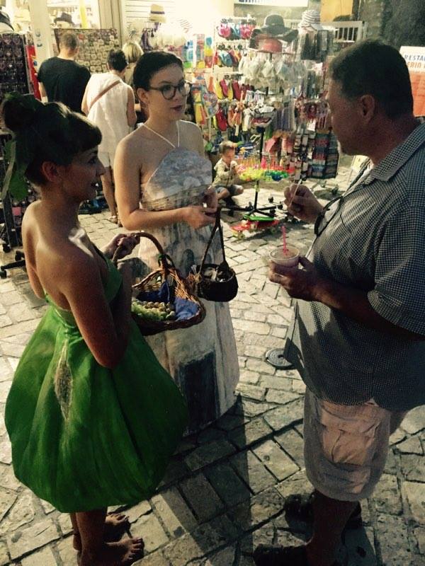 9. Festival smokve: Glumica Lucija Matković i Elena Bukvić u haljinama autorice Ade Duke (Šinjorina smokva i sv. Križ) u šetnji Ninom 9. Festival smokve: Glumica Lucija Matković i Elena Bukvić u haljinama autorice Ade Duke (Šinjorina smokva i sv. Križ) u šetnji Ninom