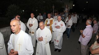 Na Stanovima se Kraljica mira slavi već preko 20 godina, a sinoćnjim misnim slavljem, procesijom i kasnije koncertom na školskom igralištu Stanarci su proslavili još jednu feštu. Koncert su održali grupa Dalmatico i Ivica Sikirić Ićo, foto: I. Perinčić Na Stanovima se Kraljica mira slavi već preko 20 godina, a sinoćnjim misnim slavljem, procesijom i kasnije koncertom na školskom igralištu Stanarci su proslavili još jednu feštu. Koncert su održali grupa Dalmatico i Ivica Sikirić Ićo, foto: I. Perinčić