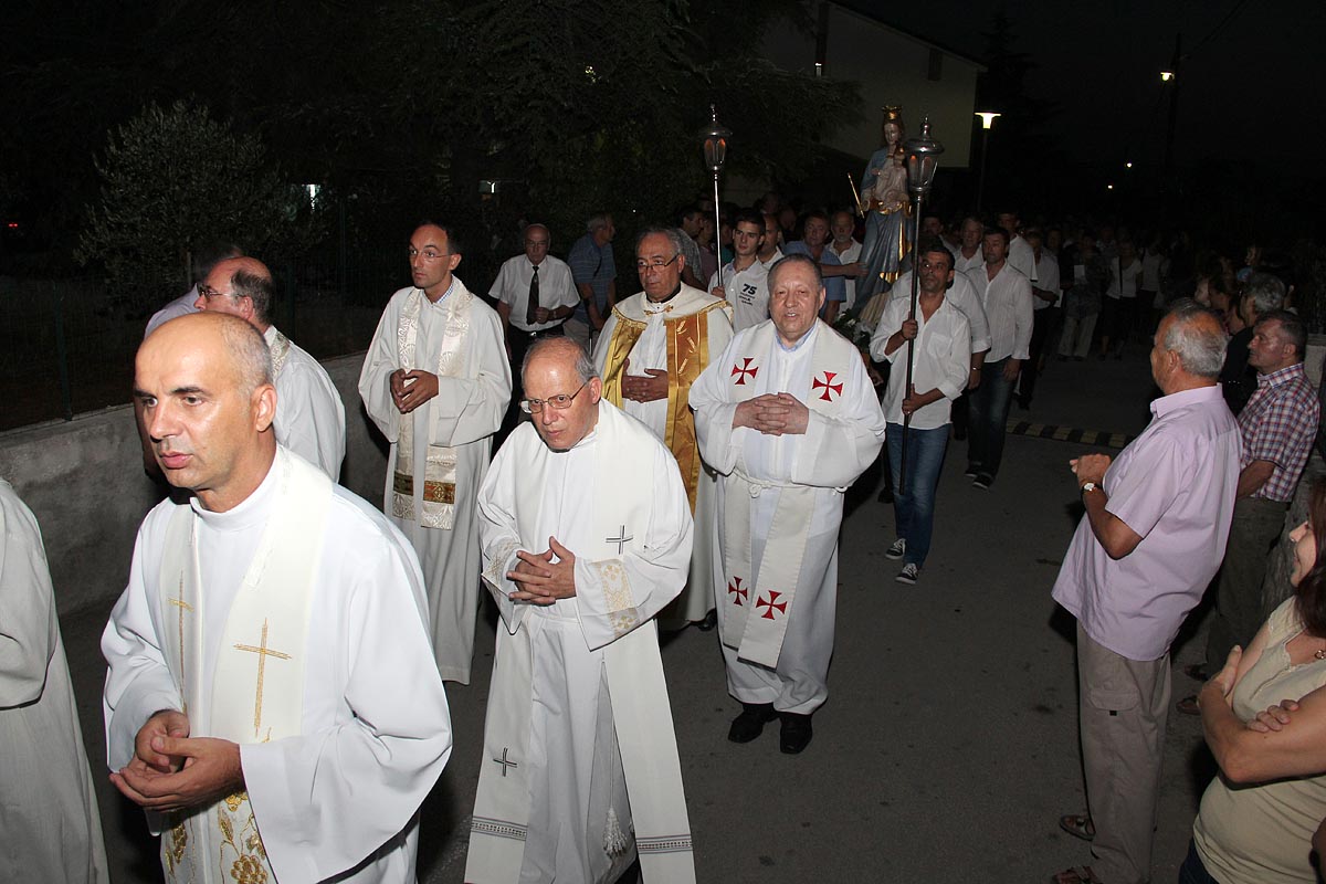 Na Stanovima se Kraljica mira slavi već preko 20 godina, a sinoćnjim misnim slavljem, procesijom i kasnije koncertom na školskom igralištu Stanarci su proslavili još jednu feštu. Koncert su održali grupa Dalmatico i Ivica Sikirić Ićo, foto: I. Perinčić Na Stanovima se Kraljica mira slavi već preko 20 godina, a sinoćnjim misnim slavljem, procesijom i kasnije koncertom na školskom igralištu Stanarci su proslavili još jednu feštu. Koncert su održali grupa Dalmatico i Ivica Sikirić Ićo, foto: I. Perinčić