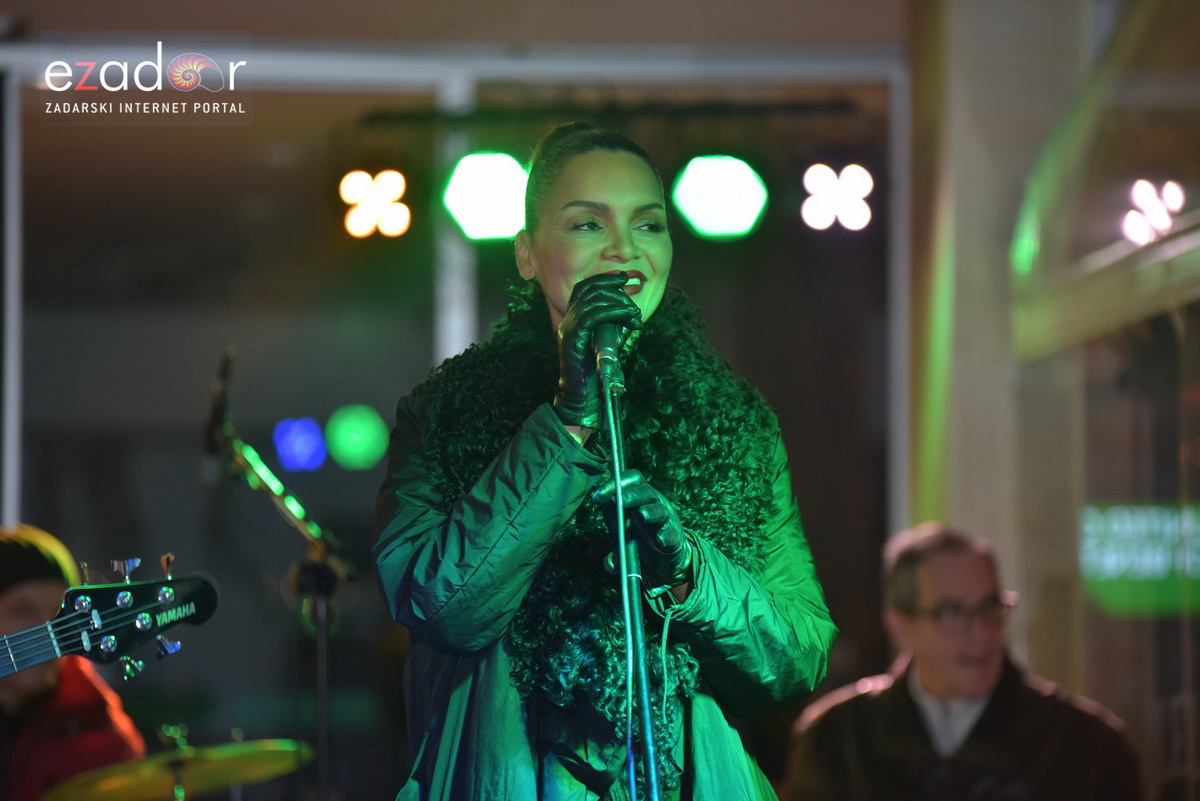 Tisuće Zadrana uživalo na krcatom Narodnom trgu i Tgu Petra Zoranića uz Tomislava Bralića i klapu Intrade Tisuće Zadrana uživalo na krcatom Narodnom trgu i Tgu Petra Zoranića uz Tomislava Bralića i klapu Intrade