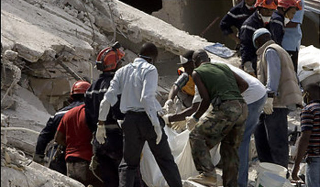 Haiti – urušena škola (Foto: AP)