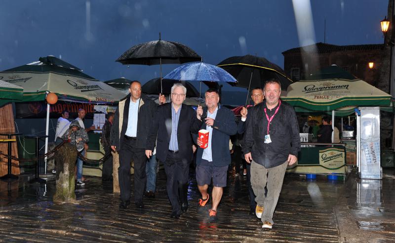 Motovun – Otvaranje 17. po redu Motovun film festivala koje je ove godine obiljezila kisa, no dobro raspolozenje je ostalo. Photo: Nina Djurdjevic/PIXSELL