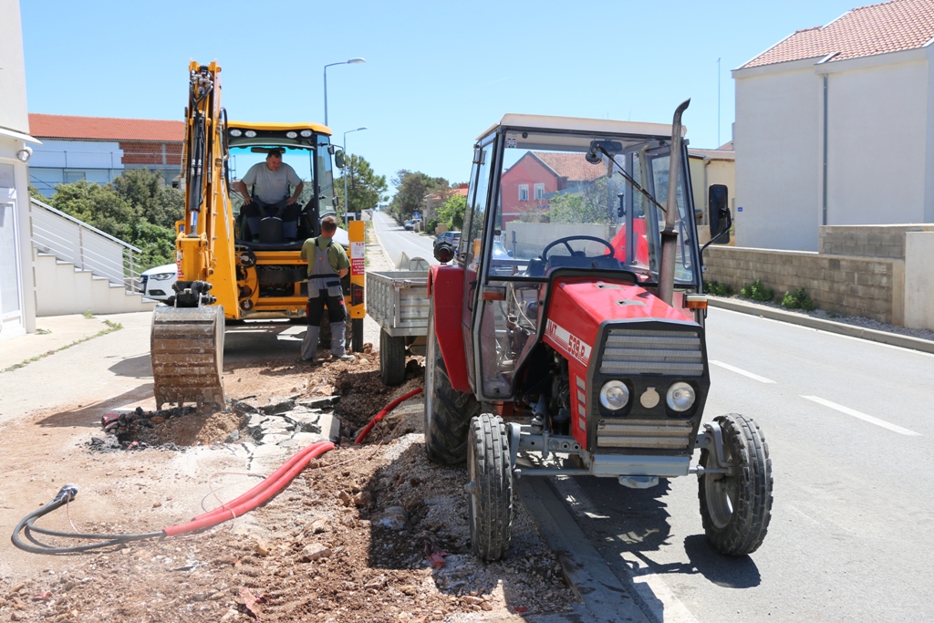 Vir: Radovi na postavljanju javne rasvjete i asfaltiranju prometnica Vir: Radovi na postavljanju javne rasvjete i asfaltiranju prometnica
