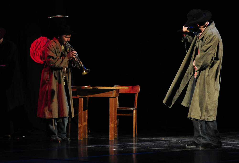 Zadar, 21.01.2013. snimio: Nenad Marčev
TEATAR EXIT, Zagreb
Saša Anočić
KAUBOJI
redatelj: Saša Anočić
igraju: Živko Anočić, Matija Antolić,
Hrvoje Barišić, Krunoslav Klabučar,
Rakan Rushaidat, Radovan Ruždjak i Ivana Rushaidat
izvan pre Zadar, 21.01.2013. snimio: Nenad Marčev
TEATAR EXIT, Zagreb
Saša Anočić
KAUBOJI
redatelj: Saša Anočić
igraju: Živko Anočić, Matija Antolić,
Hrvoje Barišić, Krunoslav Klabučar,
Rakan Rushaidat, Radovan Ruždjak i Ivana Rushaidat
izvan pre