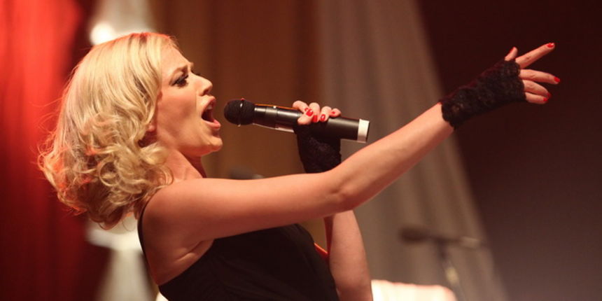 Zadar, 211010. Veceras je u dvorani Kresimira Cosica koncert odrzala Jelena Rozga.Gosti su joj bili klapa Iskon ,Drazen Zecic i Jole. Foto : Vladimir Ivanov / CROPIX