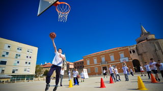 Basket na Forumu: Košarkaške legende protiv mlađih uzrasta KK Zadar Basket na Forumu: Košarkaške legende protiv mlađih uzrasta KK Zadar
