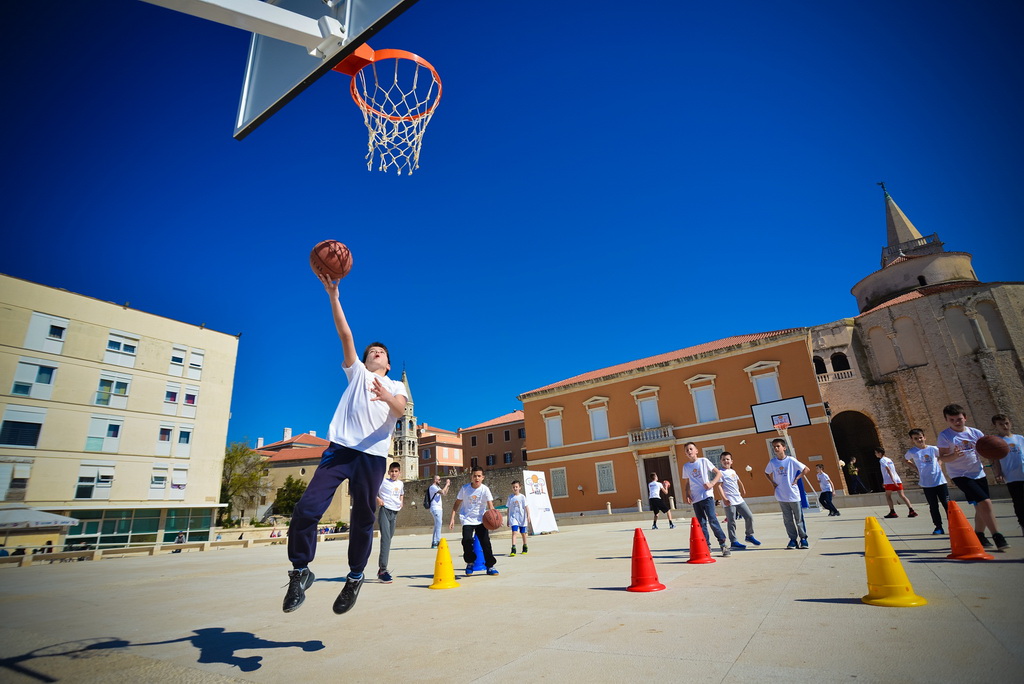 Basket na Forumu: Košarkaške legende protiv mlađih uzrasta KK Zadar Basket na Forumu: Košarkaške legende protiv mlađih uzrasta KK Zadar