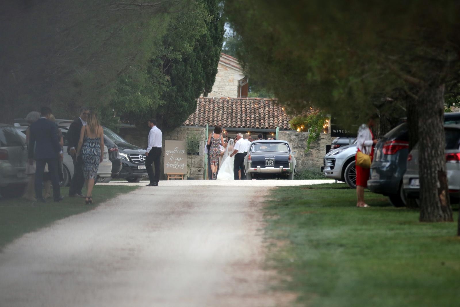 Bale: Franka i Vedran stigli s uzvanicima u stanciju Meneghetti na proslavu vjančanja