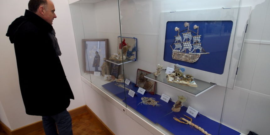 Zadar, 180313.
U Muzeju antickog stakla organizirana je izlozba suvenira Zadarske zupanije 2013, u sklopu 3. Festivala suvenira Zadarske zupanije kojeg organizira Udruga inovatora Zadarske zupanije.
Izlozba je natjecajnog karaktera.
Na fotografiji: deta Zadar, 180313.
U Muzeju antickog stakla organizirana je izlozba suvenira Zadarske zupanije 2013, u sklopu 3. Festivala suvenira Zadarske zupanije kojeg organizira Udruga inovatora Zadarske zupanije.
Izlozba je natjecajnog karaktera.
Na fotografiji: deta